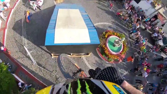 3 riders font une course folle en VTT dans les rues de Taxco