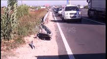 Ora News - Krujë, makina përplaset me trafik ndarësen, vdesin 2 të rinj