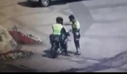 Motosikletli, belge soran polisi ezdi