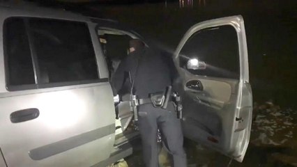 بالفيديو: محاولة فرار سائق مخمور تنتهي في بحيرة