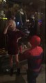 Demande surprise en mariage.. déguisé en spiderman !