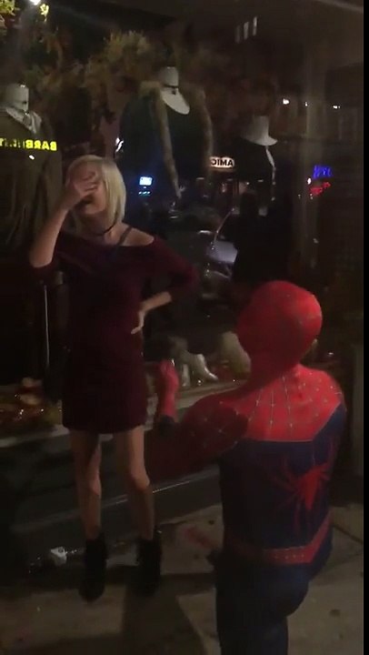 Demande surprise en mariage.. déguisé en spiderman !
