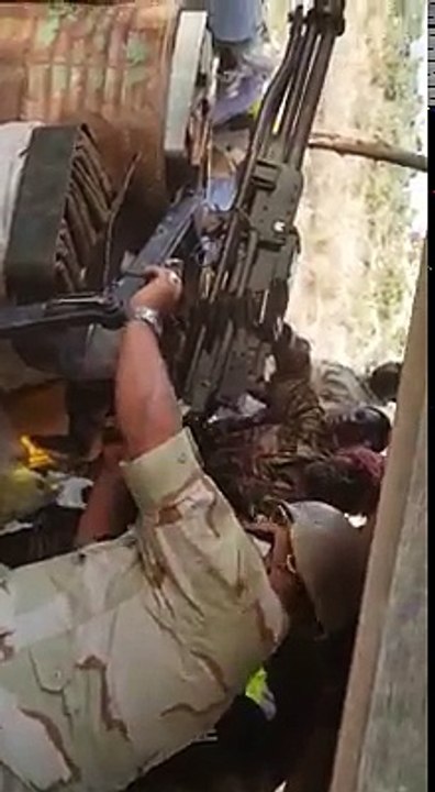 Une vidéo où le colonel Didier Badjeck manoeuvre difficilement une mitrailleuse choque les internautes