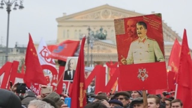 Los comunistas marchan en Moscú por el centenario de la Revolución Bolchevique