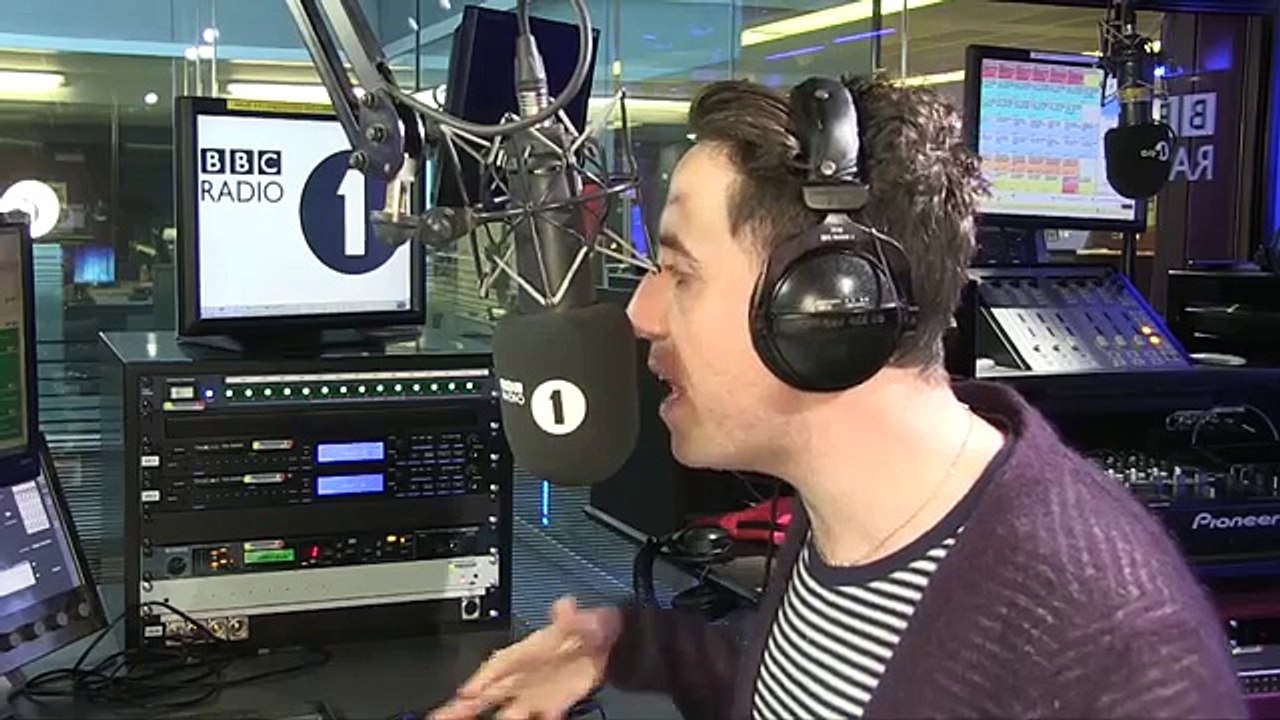 Daniel Radcliffe reacts to YouTube comments!