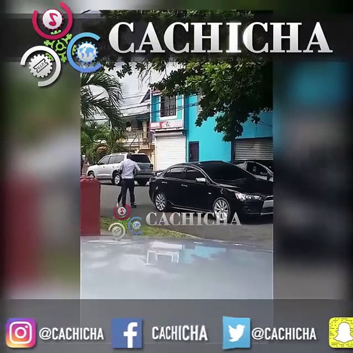 Mujer le entra a carro de pareja