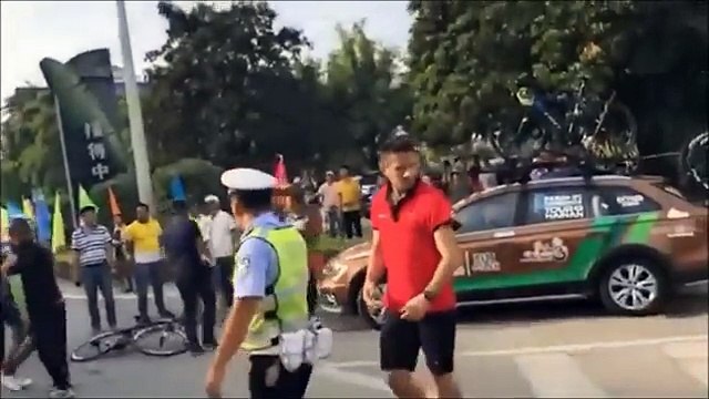 Ciclista chinês larga bicicleta e desata aos murros a membros de equipa adversária