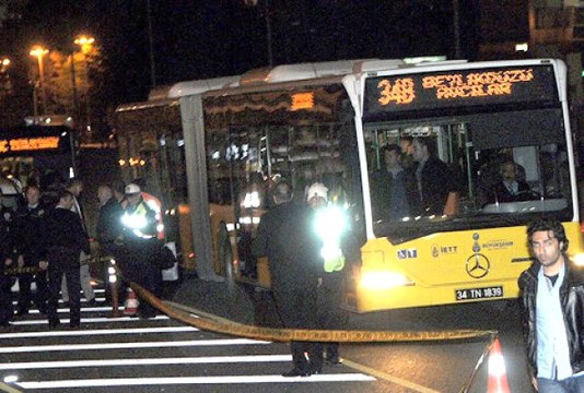Merter'de Metrobüs Yayaya Çarptı: 2 Yaralı