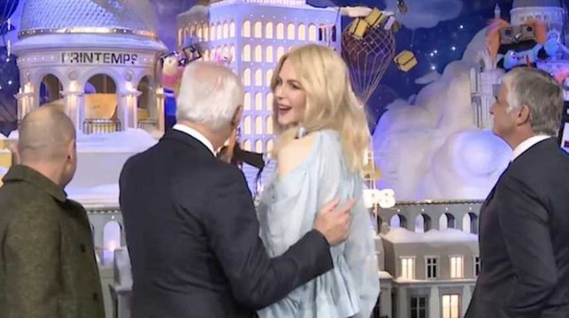 Nicole Kidman a inauguré les vitrines de Noël du Printemps (avec plus d'enthousiasme qu'Uma Thurman)