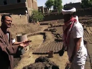 الحج الضوى شغال عند مصطفى بيعمل طوب