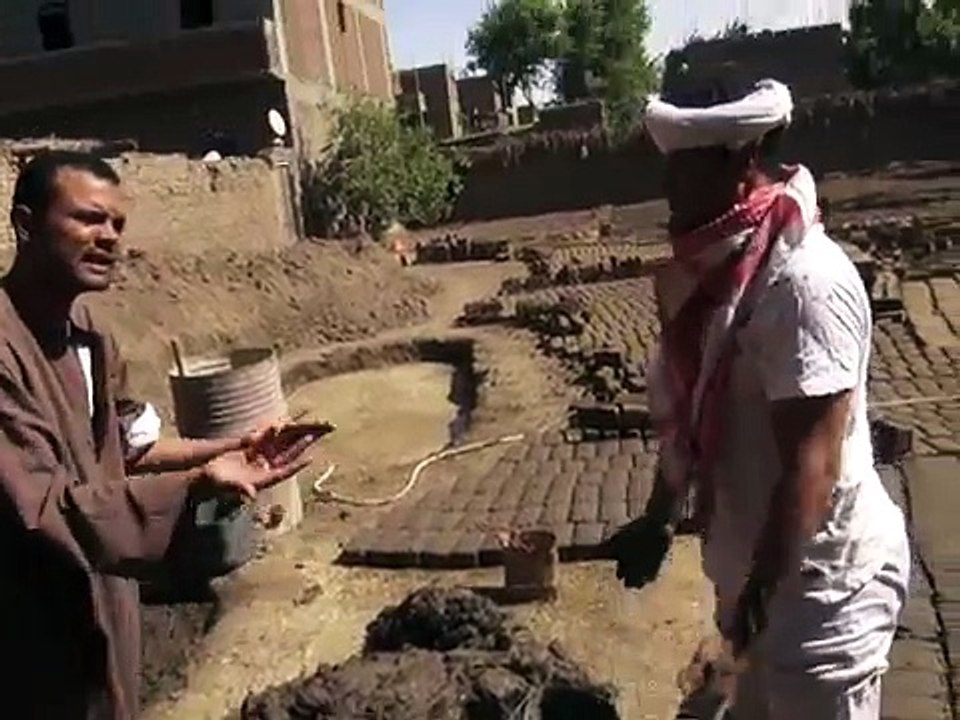 الحج الضوى شغال عند مصطفى بيعمل طوب