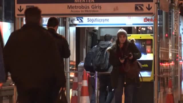 Metrobüs Yayaya Çarptı 1 Yaralı