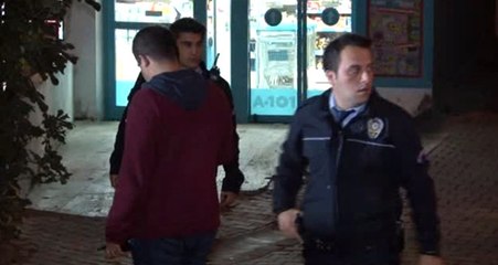 Başına Poşet Geçiren Soyguncu, Bıçakla Kasiyeri Tehdit Edip Kasadaki Paraları Çaldı