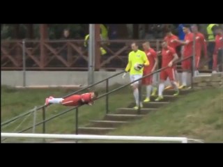 Węgierski piłkarz zjechał na mecz po dwóch poręczach!