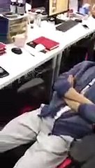 Ce mec vole de l'argent à un gars qui dort grâce à la reconnaissance faciale de son Iphone X