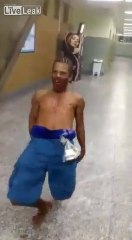 Un infirmier filme un patient incontrôlable qui semble etre possédé... terrifiant