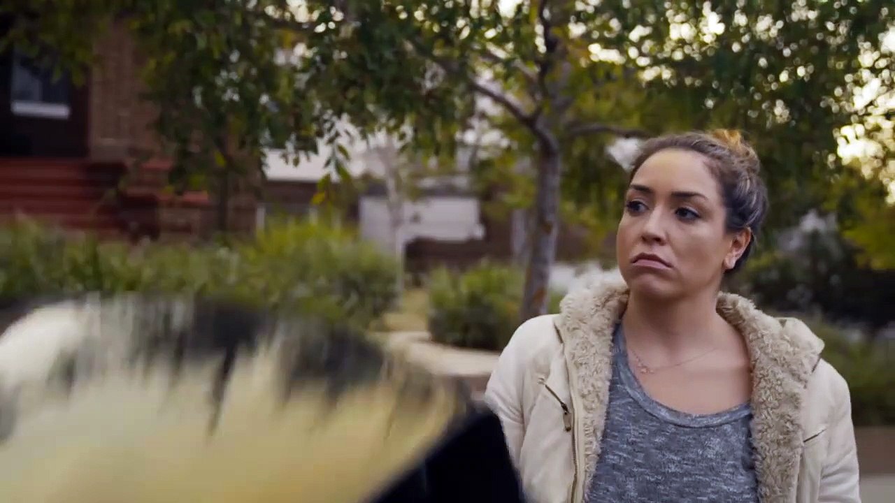 Il réalise une vraie pub pour vendre la vieille voiture de sa copine !