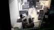 ویڈیو میں دیکھیں کس طرح ڈاکو صرف 45 سیکنڈ میں دکان پر ڈکیتی کر کے باآسانی فرار ہو گئے۔ ویڈیو: حیدر علی۔ کراچی