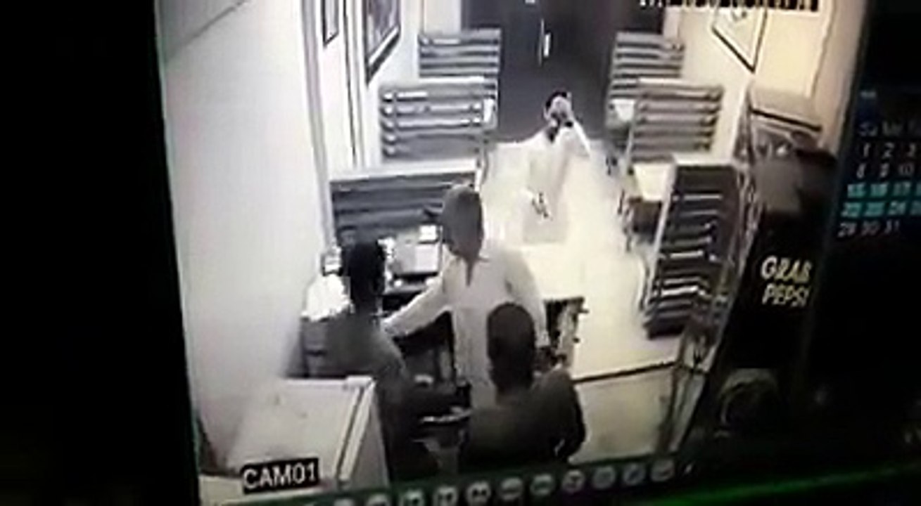 ویڈیو میں دیکھیں کس طرح ڈاکو صرف 45 سیکنڈ میں دکان پر ڈکیتی کر کے باآسانی فرار ہو گئے۔ ویڈیو: حیدر علی۔ کراچی