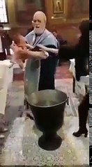 Padre Perde a Cabeça Durante Batizado e Começa a Maltratar Bebé