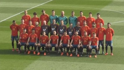 Foto oficial de la Roja con la camiseta de la polémica