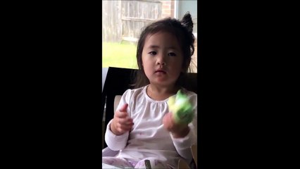 Cette gamine a un tour de magie pour vous... Génial