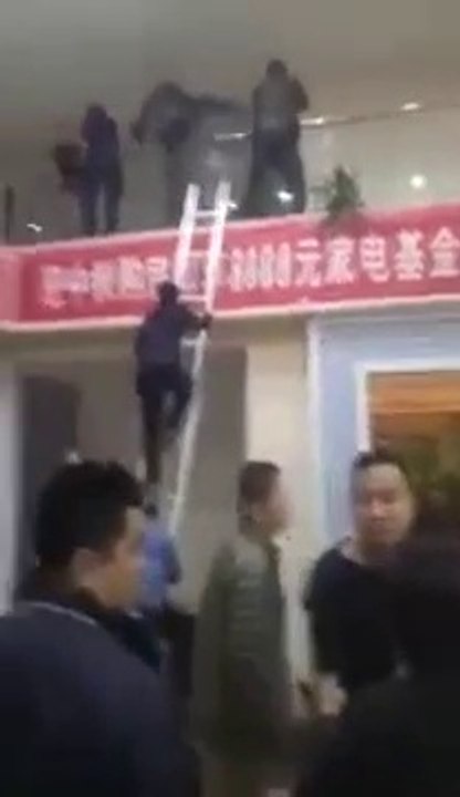 Ces tarés se balancent des pots de fleurs... Embrouille en pleine rue