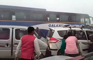 यमुना एक्सप्रेसवे पर 1 दर्जन गाड़ियां आपस में टकराई।