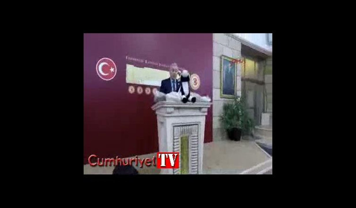 CHP Kayseri Milletvekili  Çetin Arık oyuncak inekle basın toplantısı düzenledi