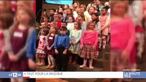 Une petite fille américaine chante dans une chorale et fait le buzz - Découvrez pourquoi