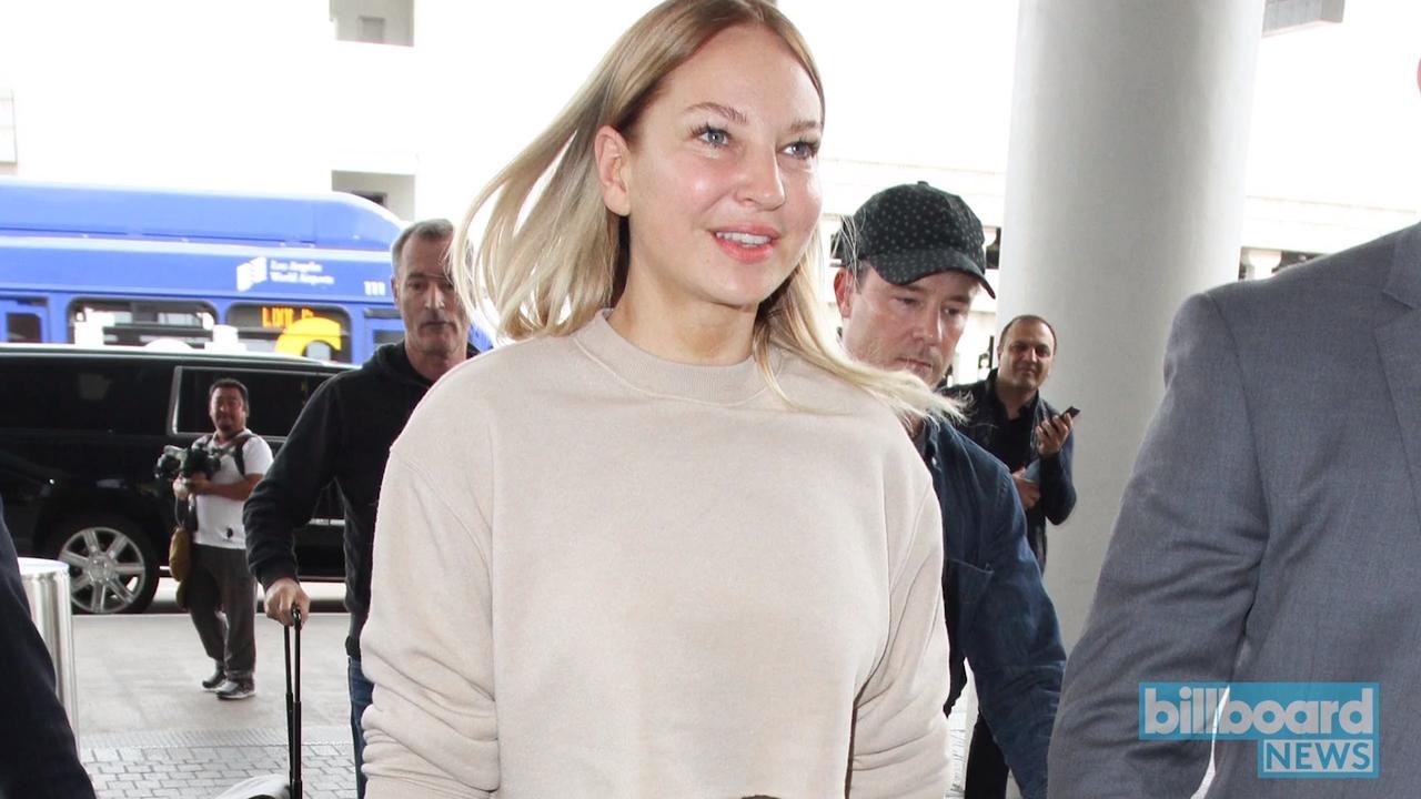 Sia Delivers Christmas Early, Posts Her Own Nude Photo | Billboard News