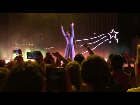 Lorde Fans Sing 'Happy Birthday' During Concert as She Turns 21