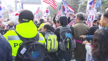 국회 앞 트럼프 찬반 집회 참가자 충돌 / YTN