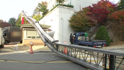 아파트 23층 높이 사다리 껶여...차 1대 파손 / YTN