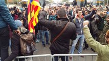 Uns dos-cents manifestants canten Els segadors a la Gran Via a l'alçada de Clot