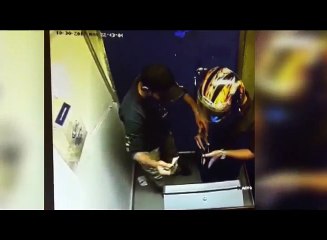 کراچی نارتھ ناظم آباد میں واقع ایک نجی بینک کے اے۔ٹی۔ایم میں ہونے والی ڈکیتی کی CCTV فوٹیج دیکھیں۔ ویڈیو: محمد عثمان۔ کر