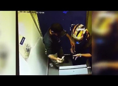 کراچی نارتھ ناظم آباد میں واقع ایک نجی بینک کے اے۔ٹی۔ایم میں ہونے والی ڈکیتی کی CCTV فوٹیج دیکھیں۔ ویڈیو: محمد عثمان۔ کر