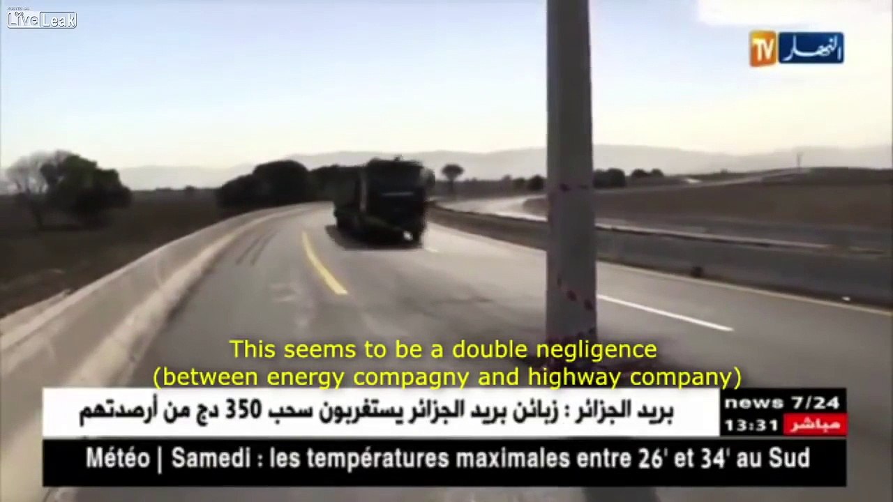 Un poteau électrique en plein milieu d'une autoroute