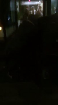 Les passagers d'un tram soulève une voiture qui coince les rails
