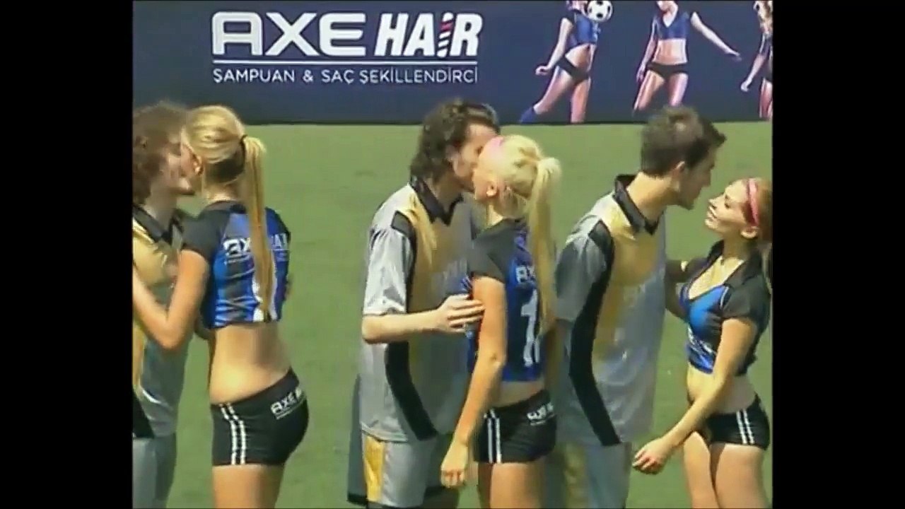 KADINLAR VE ERKEKLER FUTBOL OYNARSA