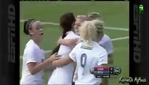 Kadın Futbolcu Kimseye Aldırmadan Rakibini Dövdü