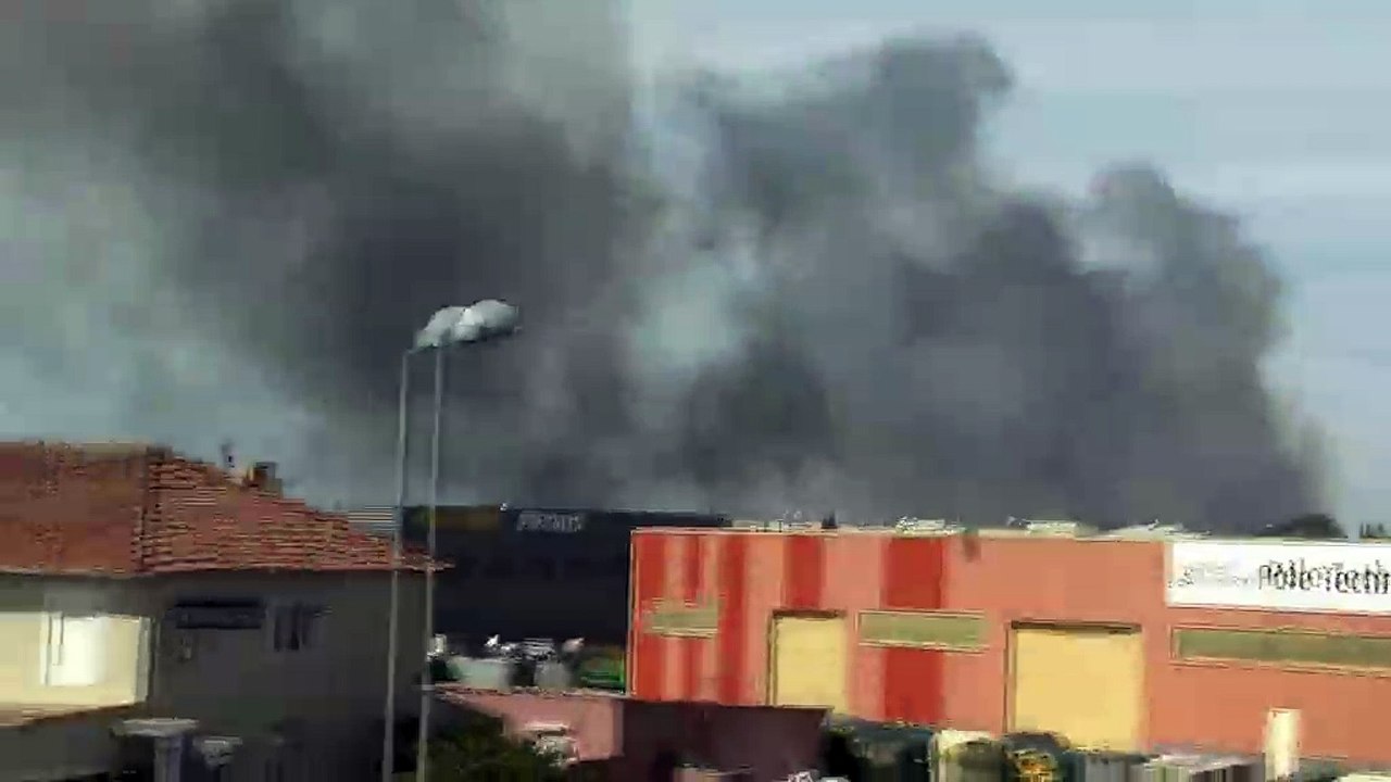 Le feu au centre de tri Provence recyclage à Istres sous contrôle (vidéos)