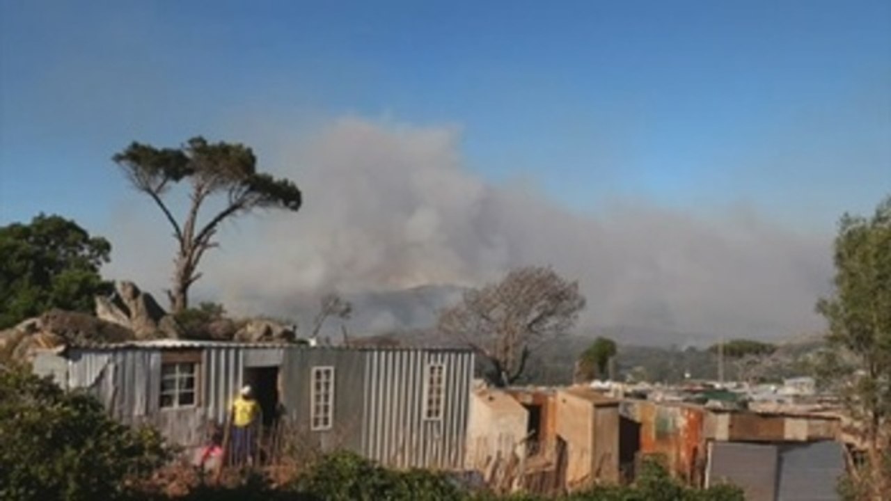 Incendio obliga a evacuar a los residentes de un suburbio de Ciudad del Cabo