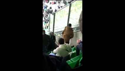 Quand un supporter de Saint-Etienne urine dans une bouteille