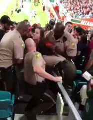 Quand des policiers évacuent une supportrice ivre dans les tribunes dun stade