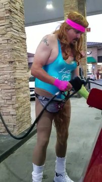 Quand un gars déguisé s'eclate au sol en faisant le plein de sa voiture... Douloureux!