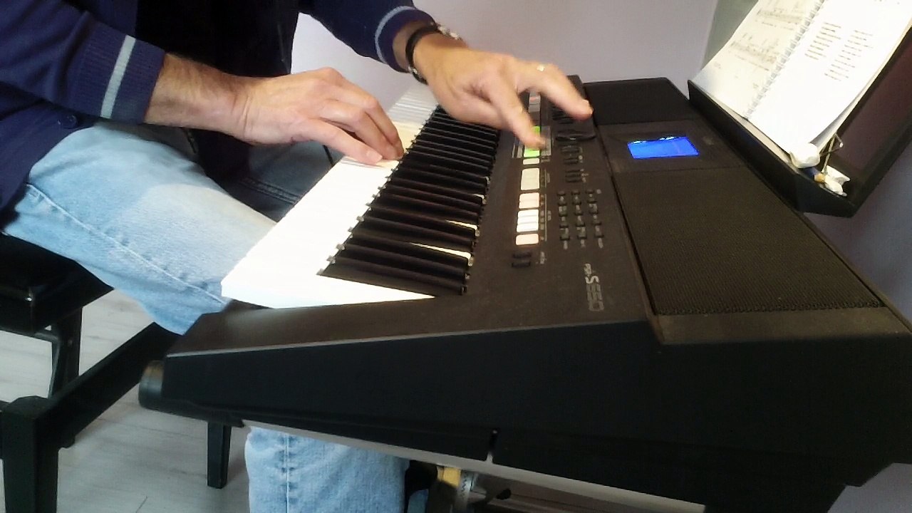 Prendre un enfant  par la main  REPRISE clavier