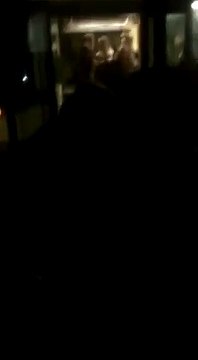 Des passagers soulèvent une voiture qui bloque le tramway