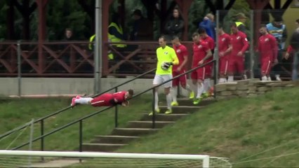 Un footballeur entre sur un terrain en glissant sur la rambarde (Hongrie)