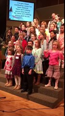 Danse effrénée d'une fillette dans une chorale... la seule !!